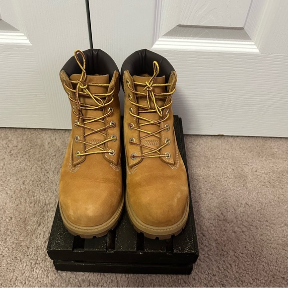 Timberland Kids Tan Boots with Gold Laces - Picture 2 of 8